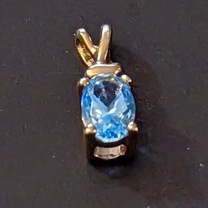 Sweet and delicate twisted pendant with 10k gold and